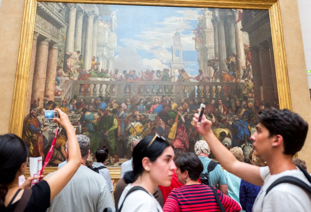 smartphones at the louvre with leica q